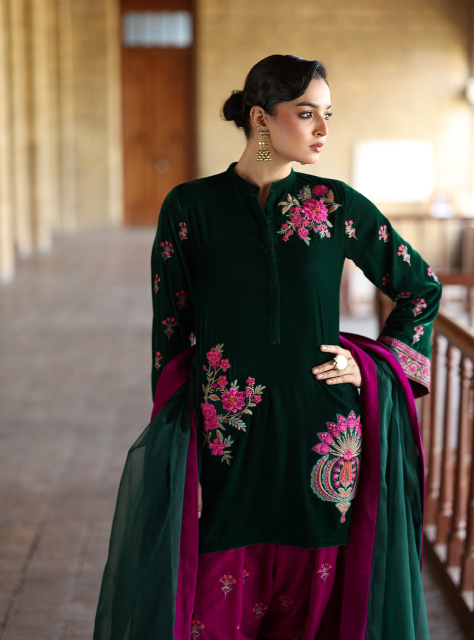 Zainab Chottani | Velura Velvet Edit 25 | Niya Farshi