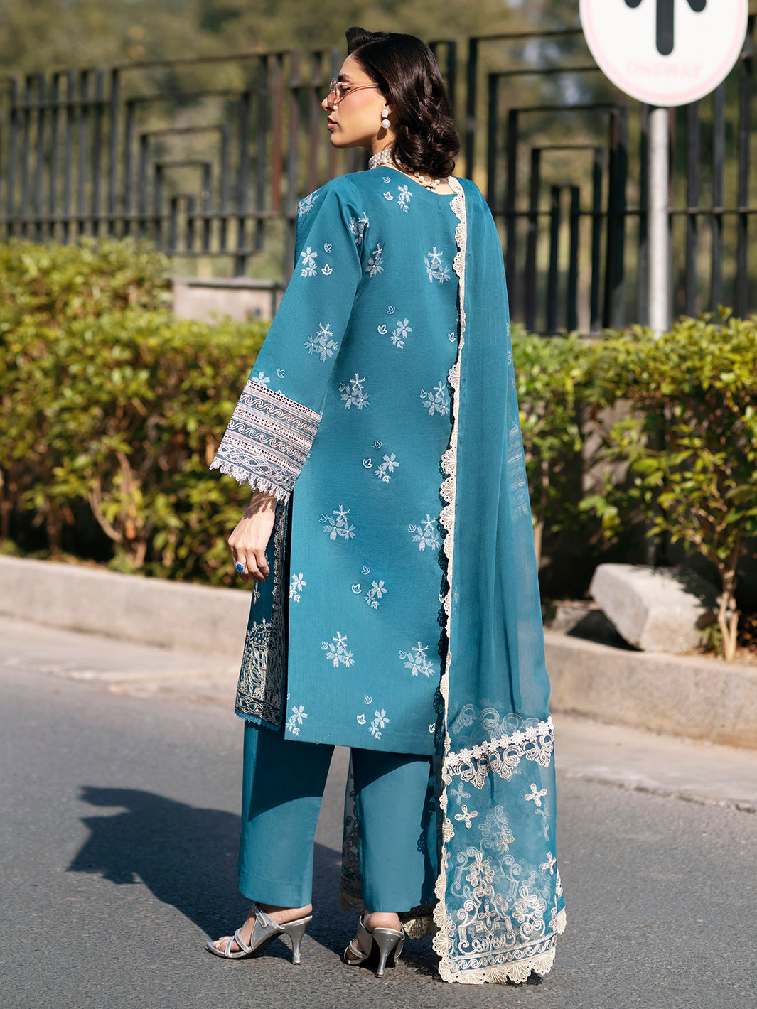 Mahnur | Broadway Luxury Lawn 26 | BW - 010