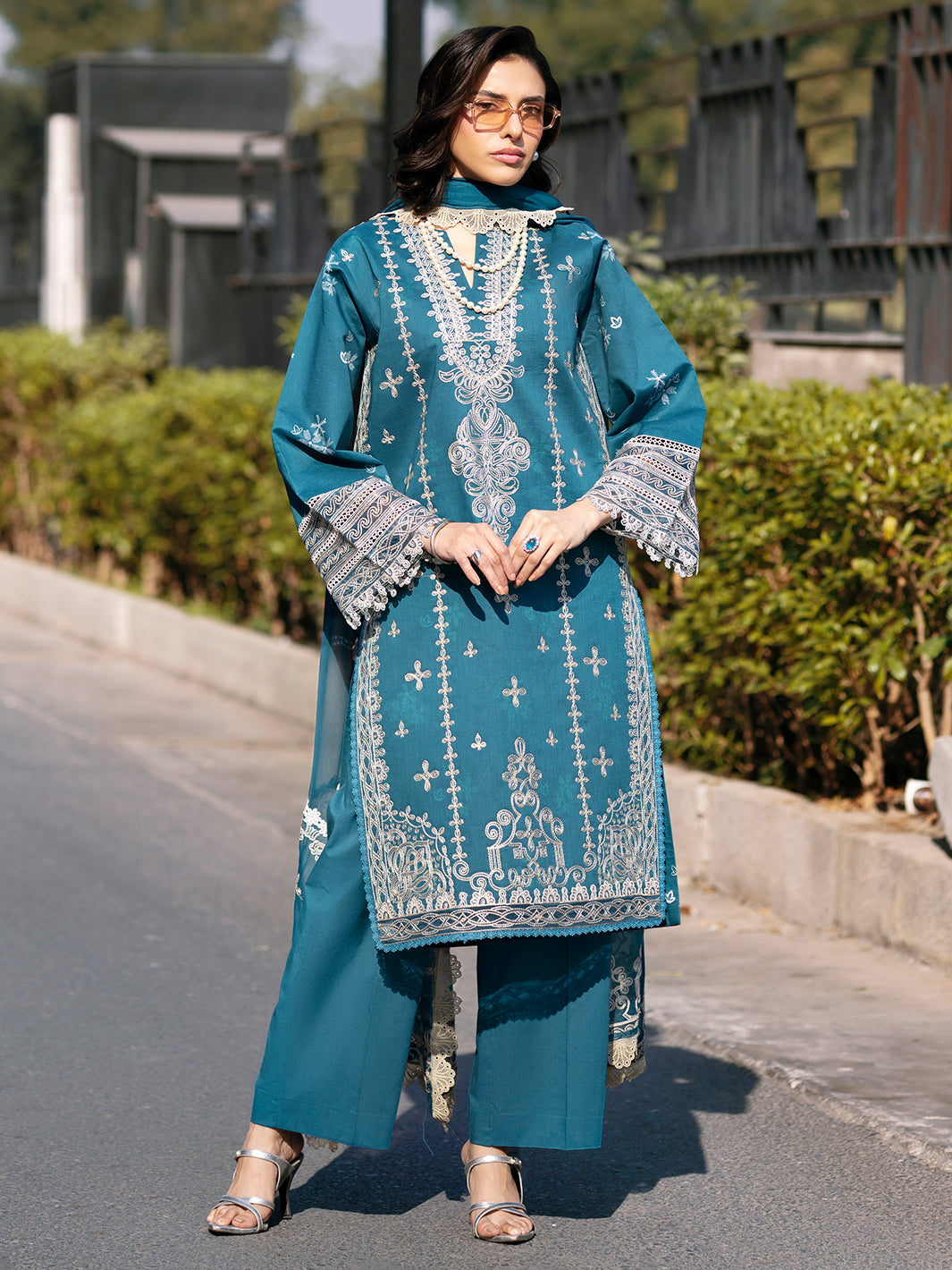 Mahnur | Broadway Luxury Lawn 26 | BW - 010