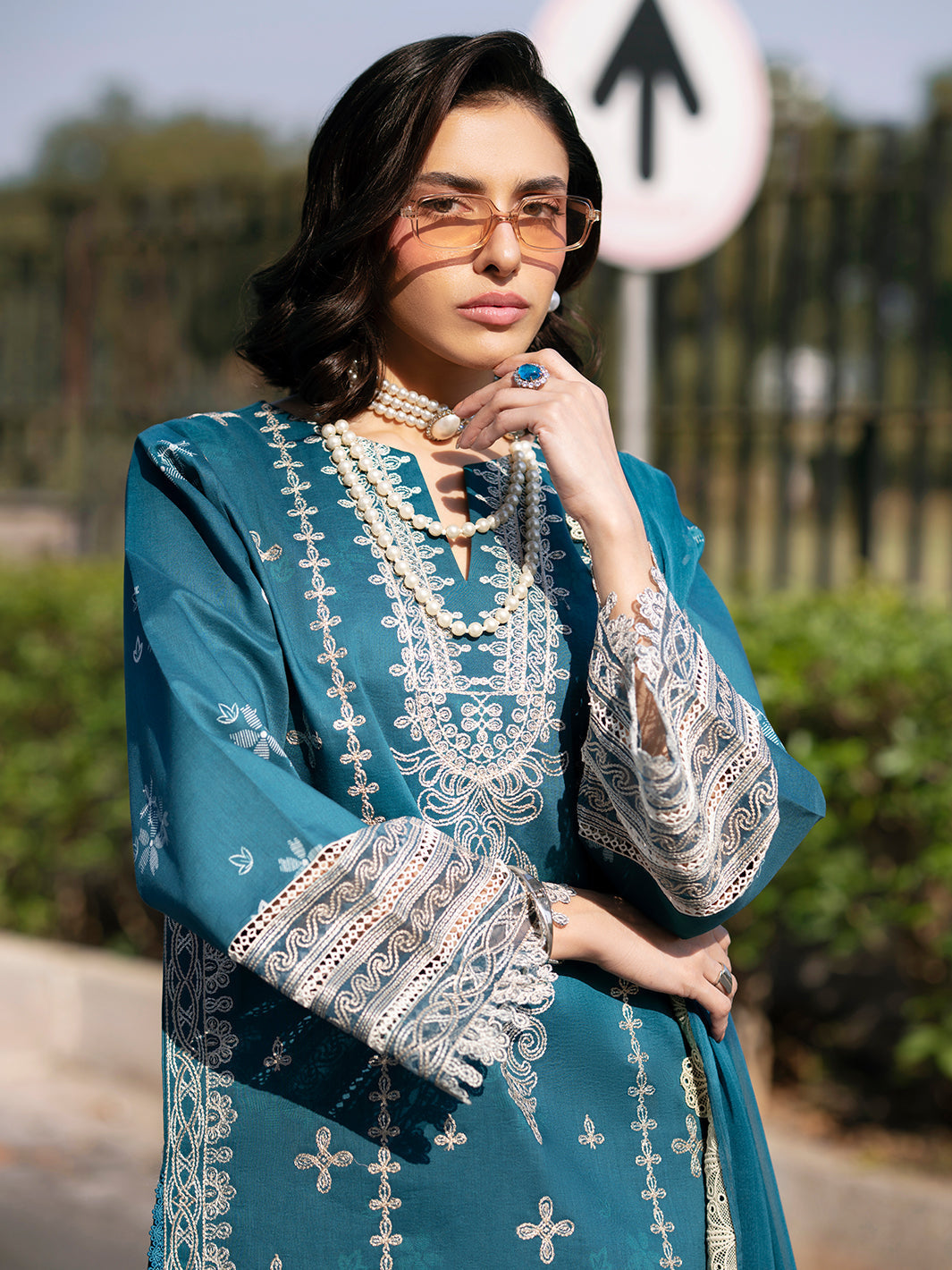 Mahnur | Broadway Luxury Lawn 26 | BW - 010