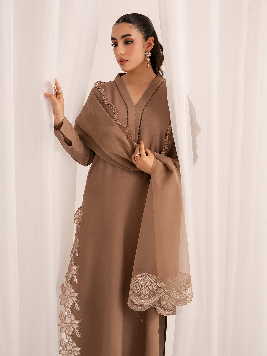 Izel | The Silk Chapter | Caramel