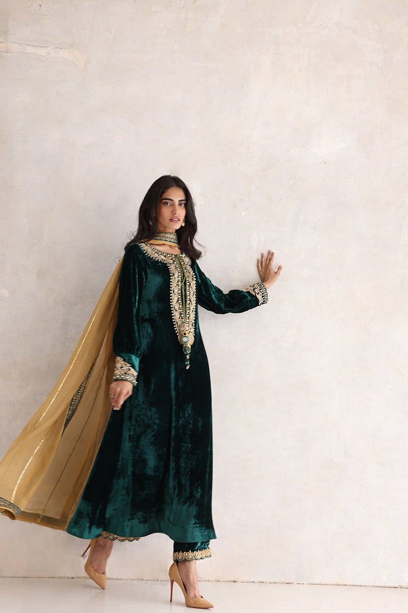 Sana Abbas | Velvet Formals | ESRA