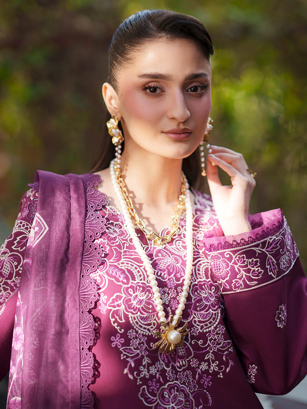 Mahnur | Fiona Lawn 26 | F-10