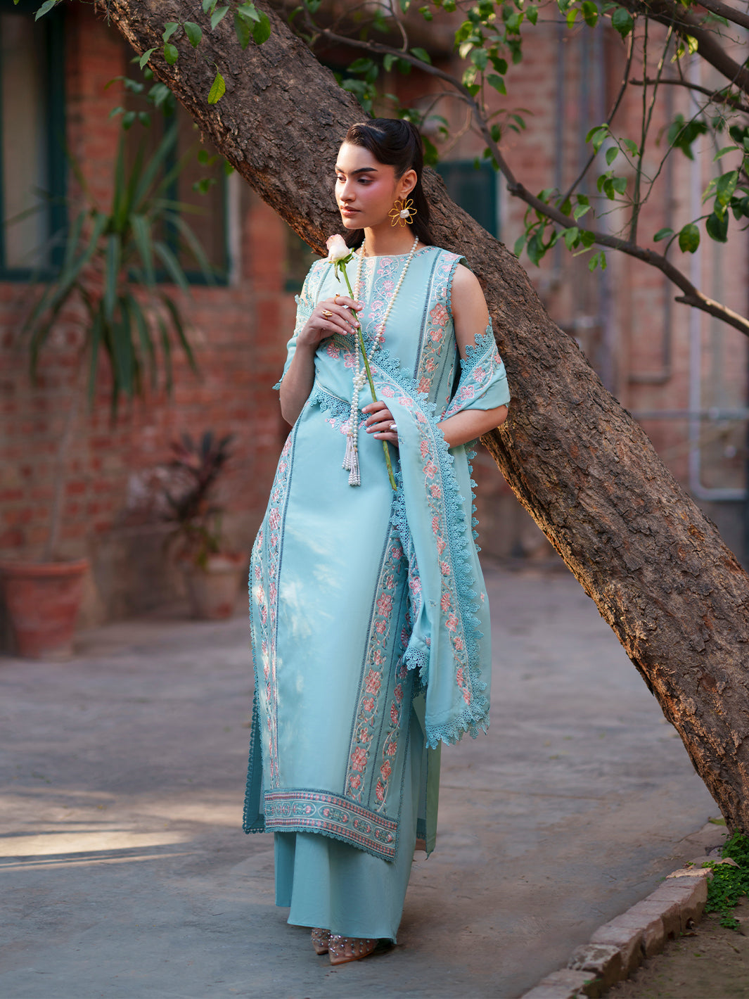 Mahnur | Fiona Lawn 26 | F-12