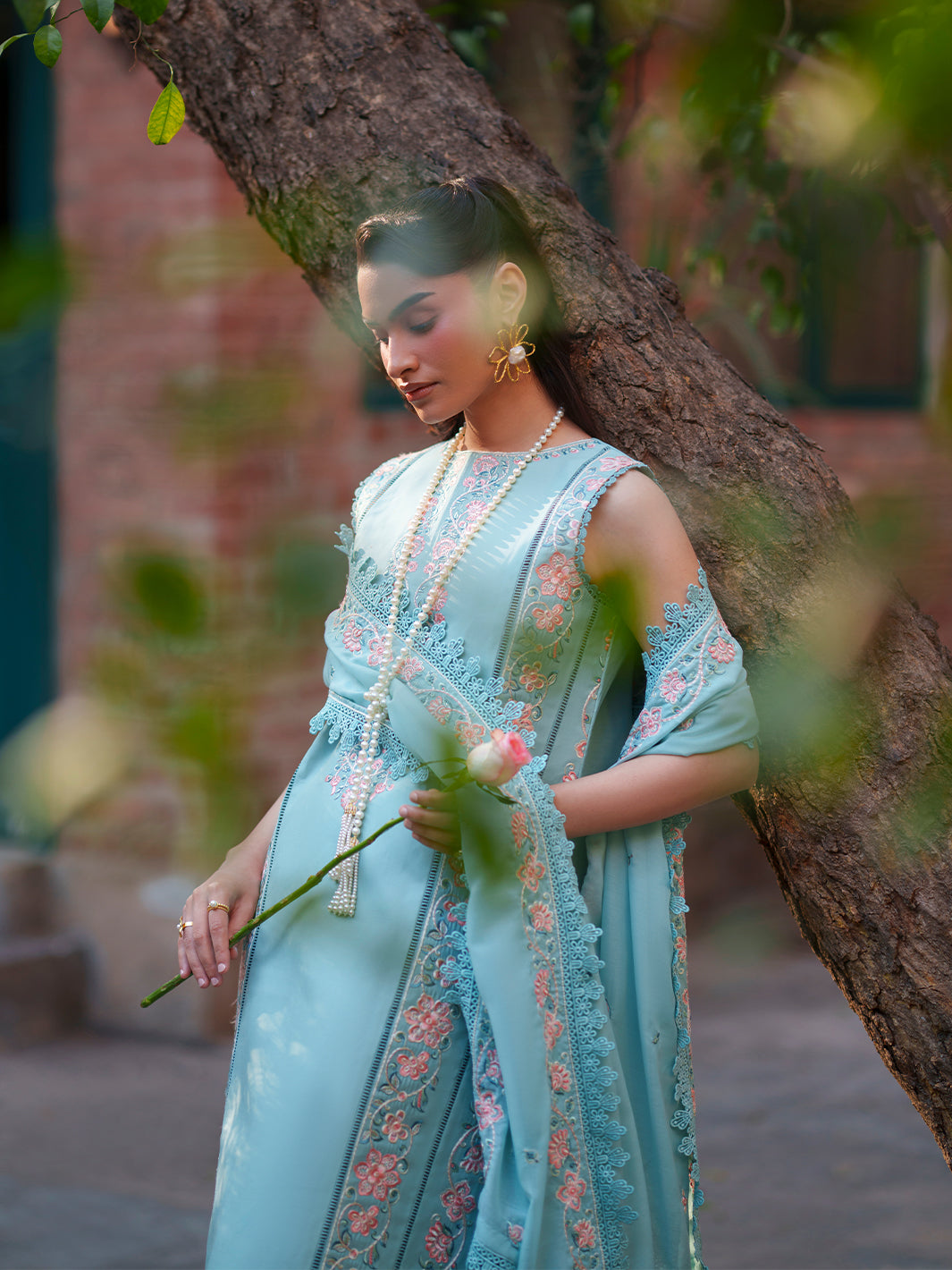 Mahnur | Fiona Lawn 26 | F-12