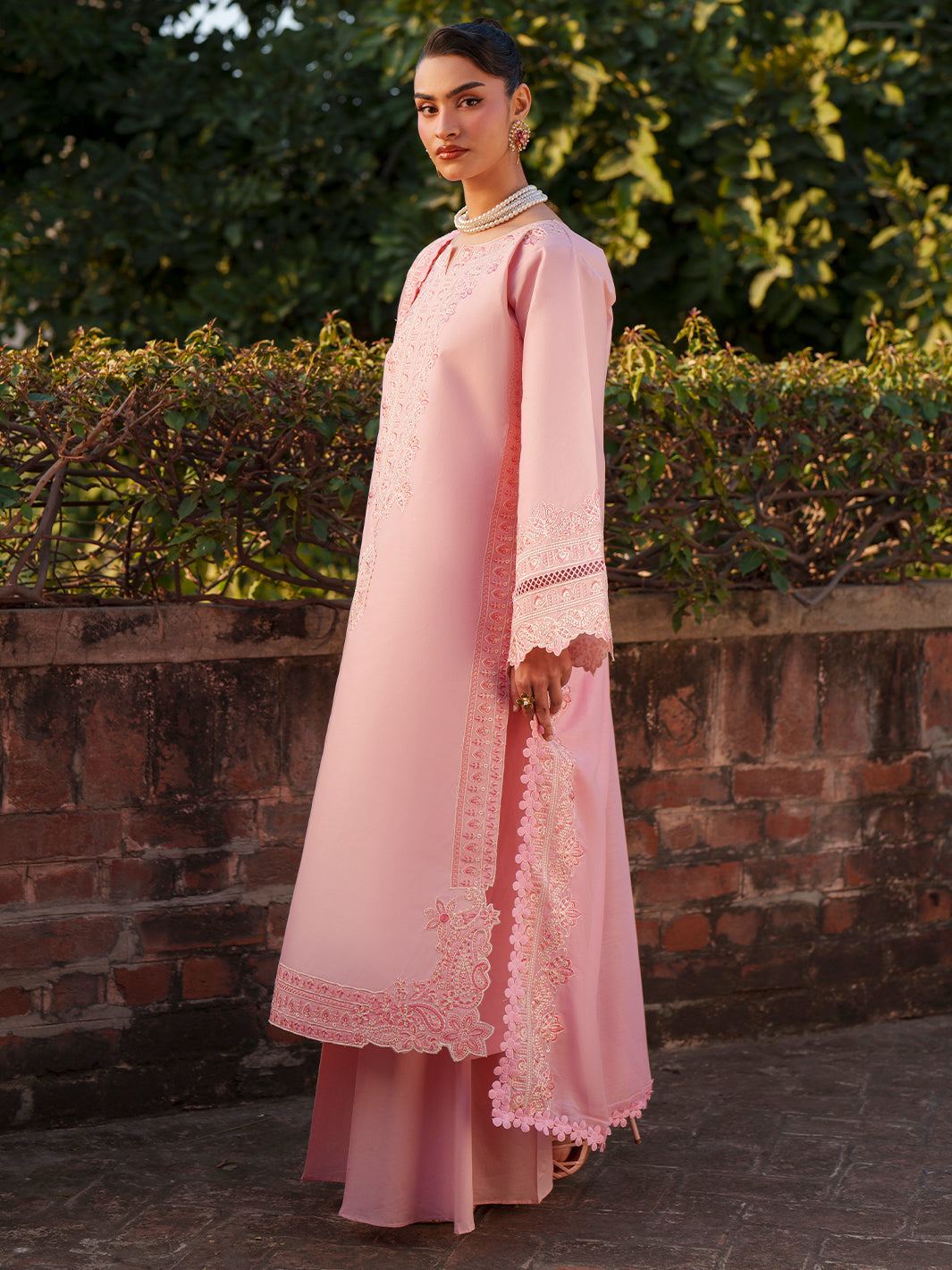 Mahnur | Fiona Lawn 26 | F-13