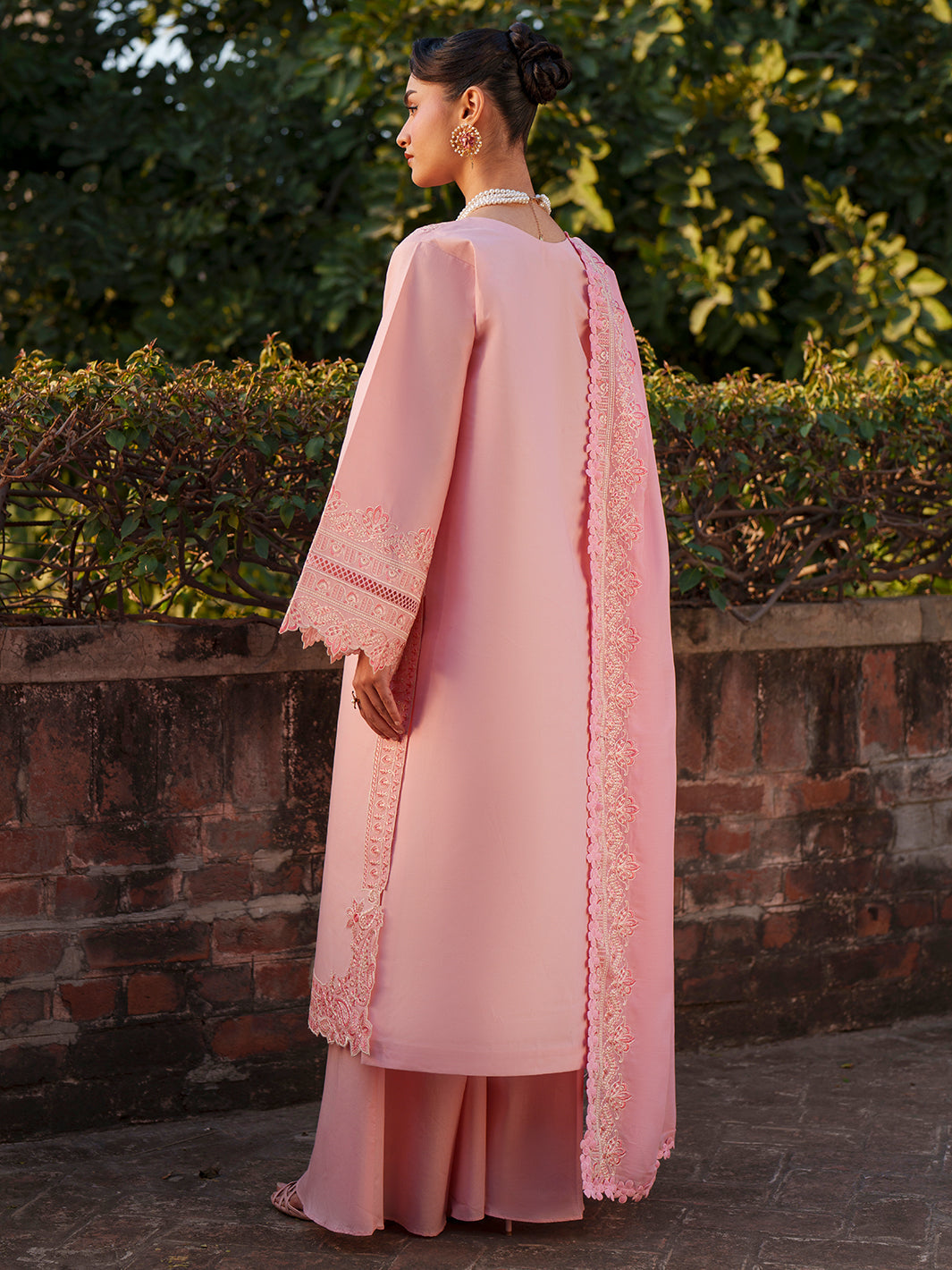 Mahnur | Fiona Lawn 26 | F-13
