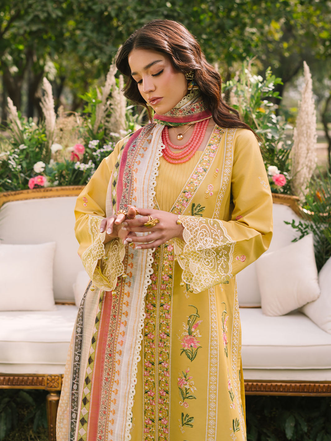 Mahnur | Dahlia Luxury Lawn 25 | Lya