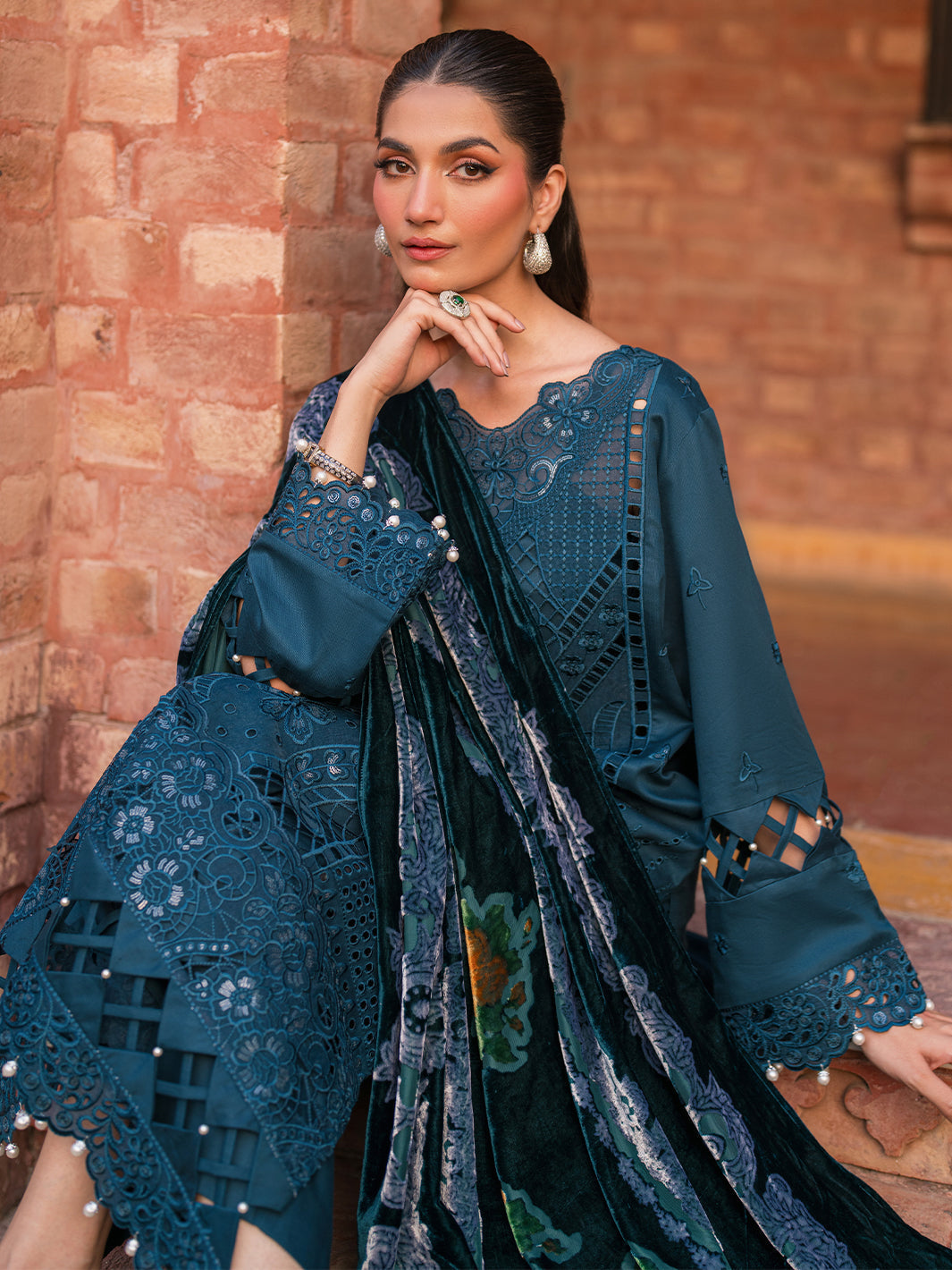 Mahnur | Nazakat Luxury Winter | AVEN