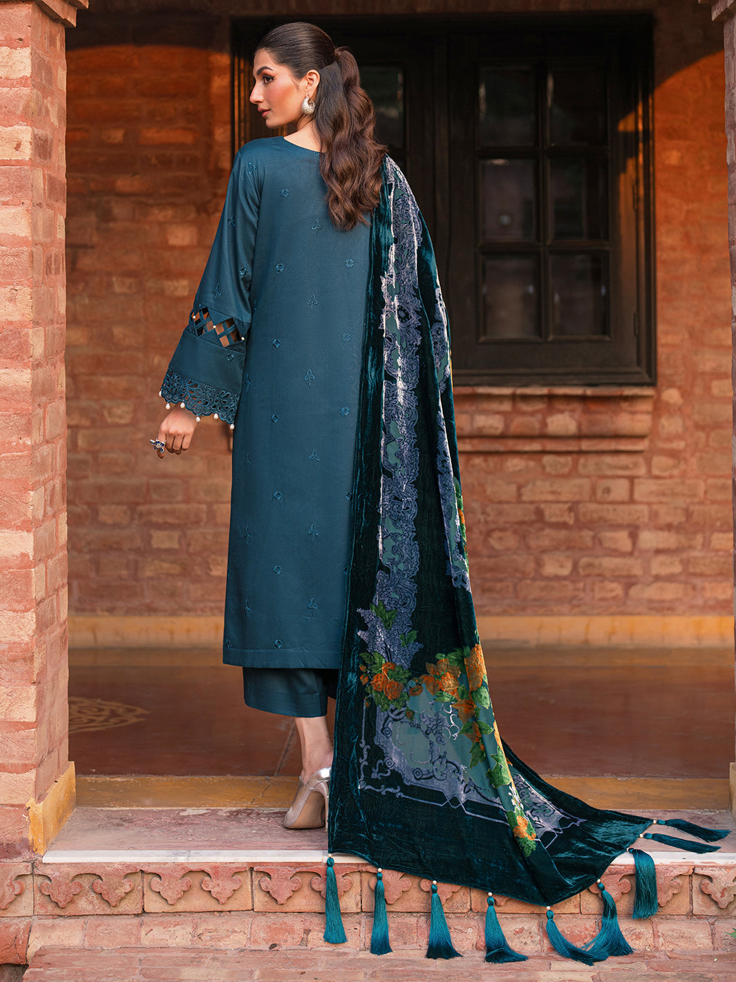 Mahnur | Nazakat Luxury Winter | AVEN