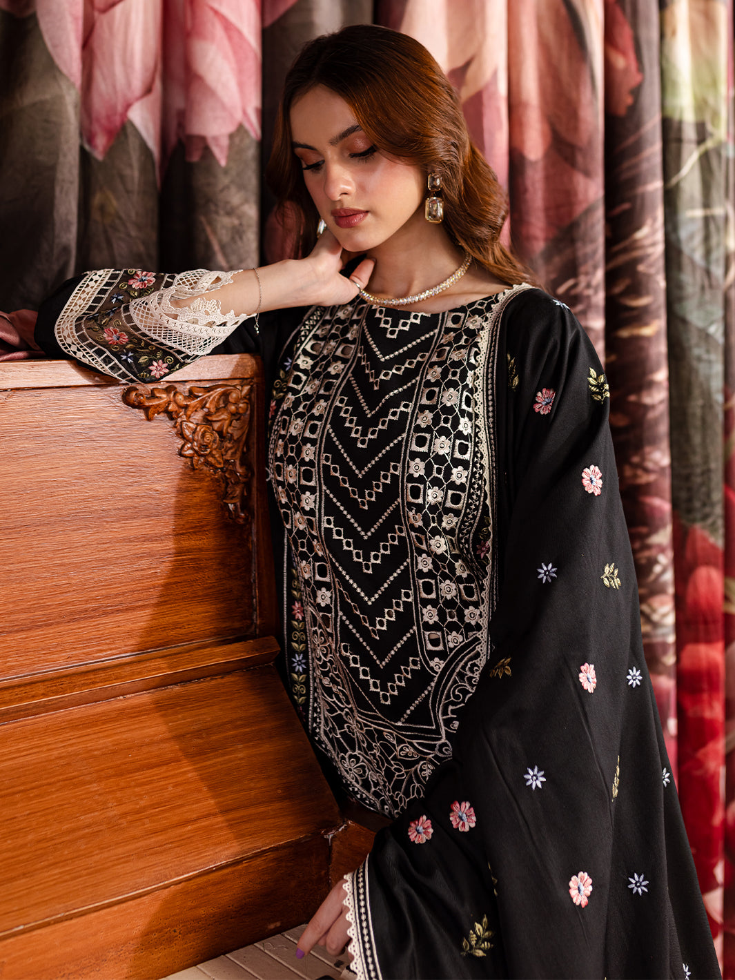 Mahnur | Veronica Luxury Karandi 24 | NORA