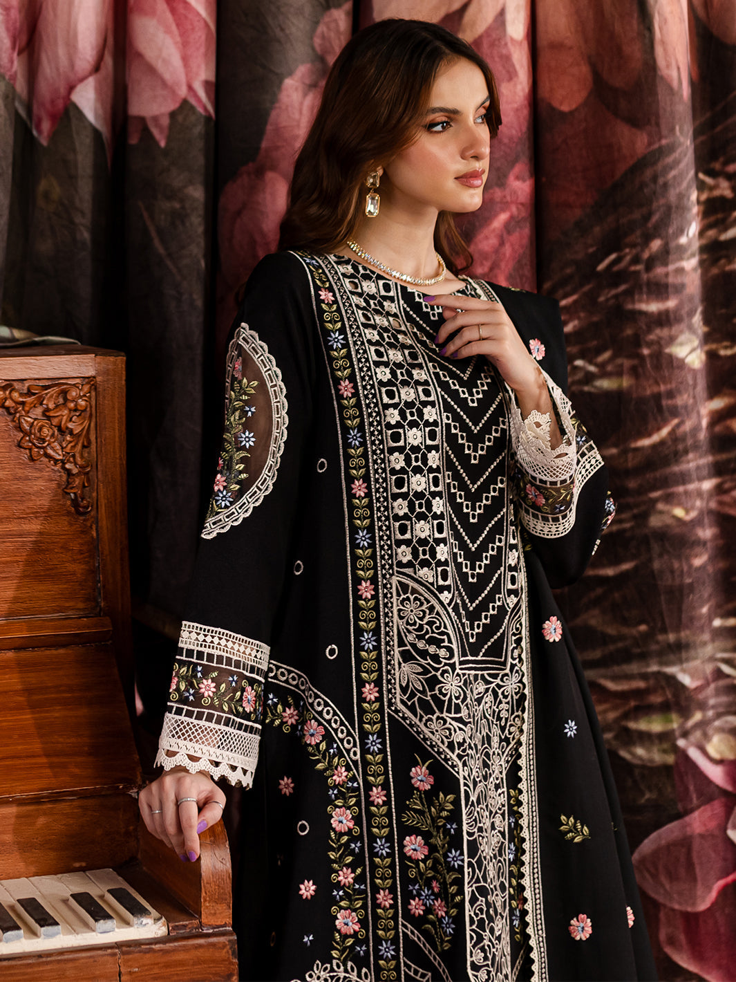 Mahnur | Veronica Luxury Karandi 24 | NORA