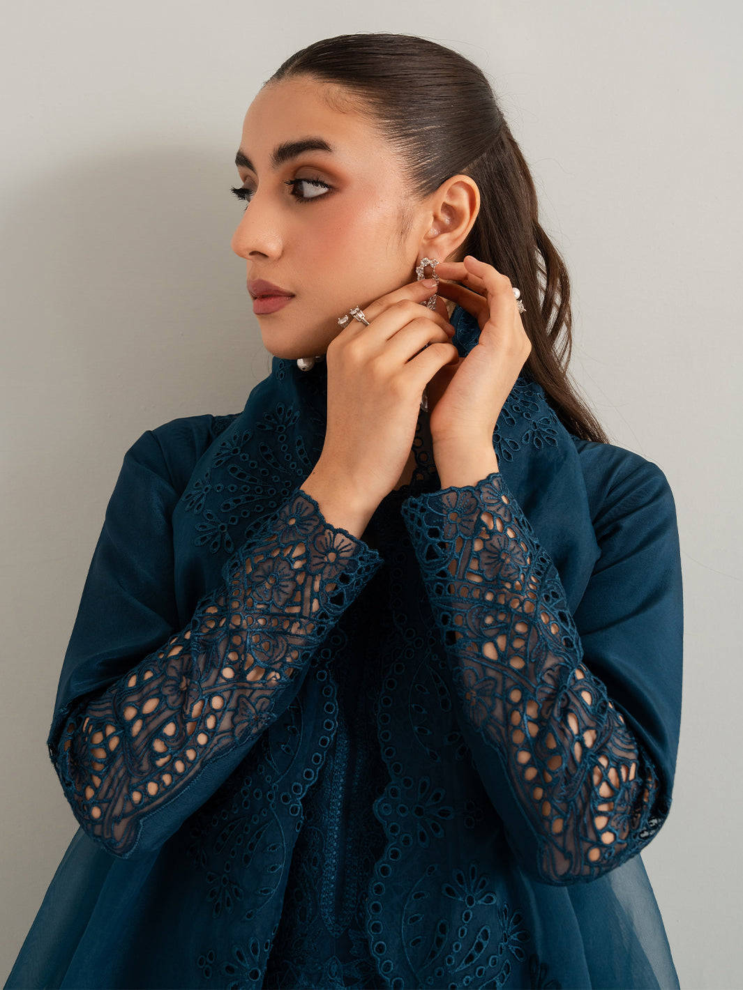 Izel | The Silk Chapter | Pebble
