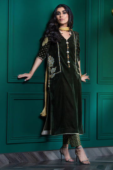 Wardha Saleem | Velvets Winter Fall 24 | Guldaan