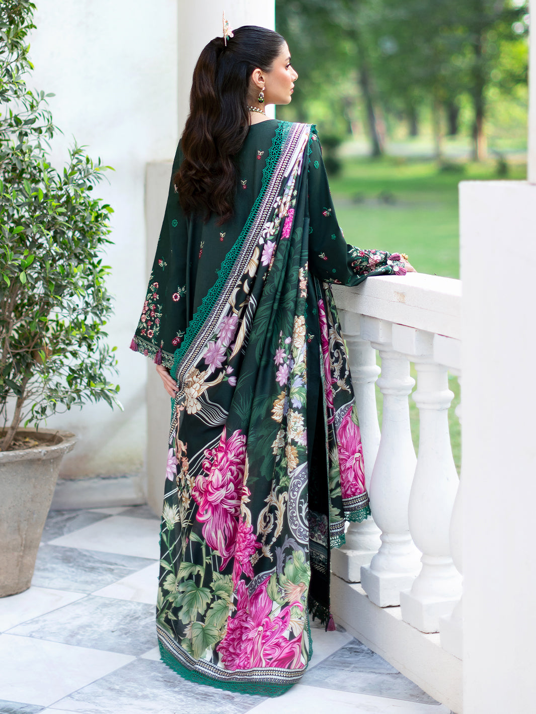 Mahnur | Sophie Luxury Lawn 25 | Zoya