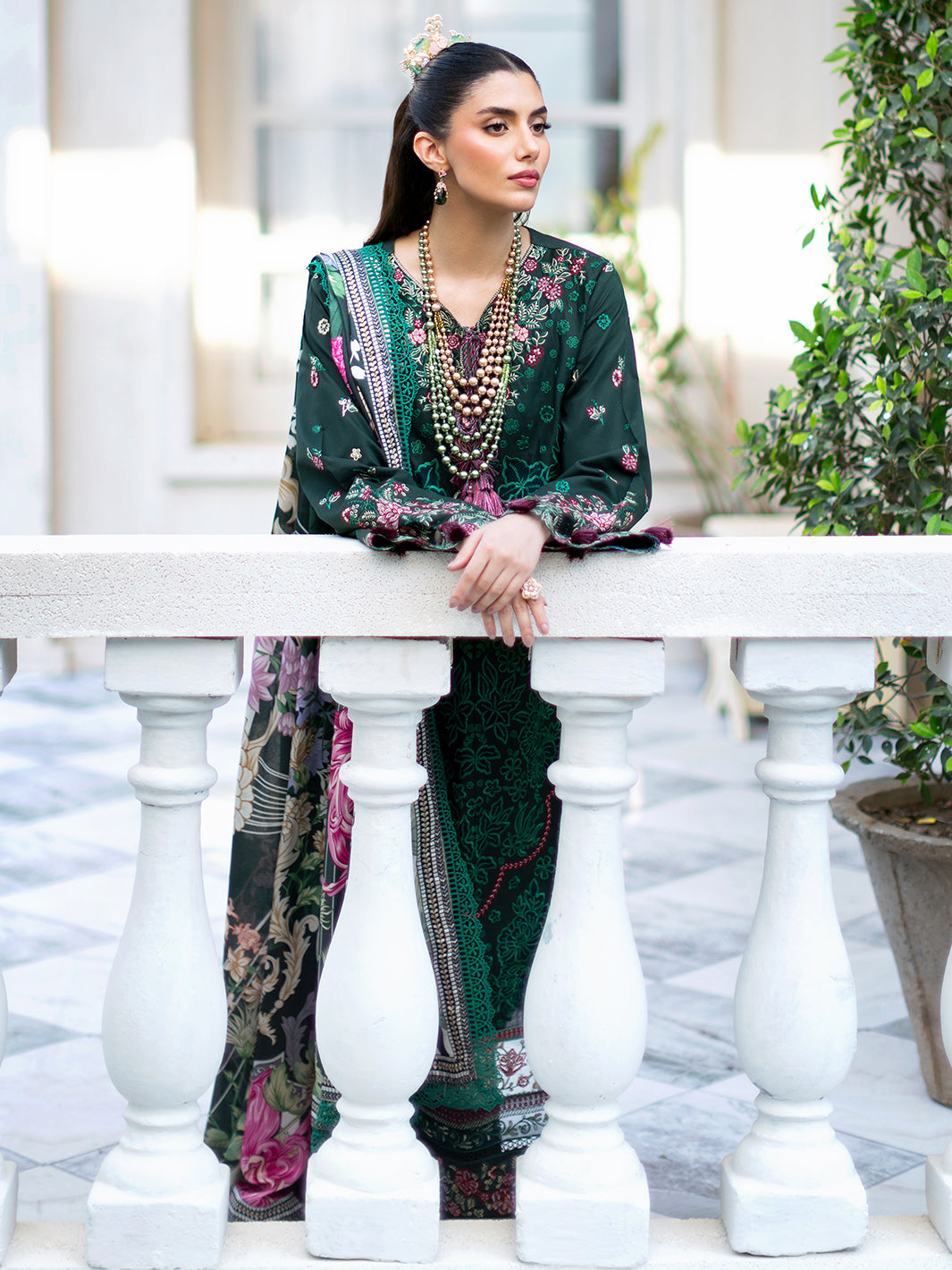 Mahnur | Sophie Luxury Lawn 25 | Zoya