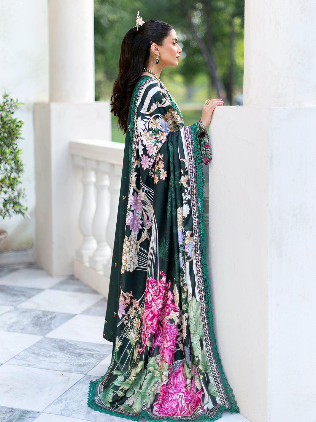 Mahnur | Sophie Luxury Lawn 25 | Zoya