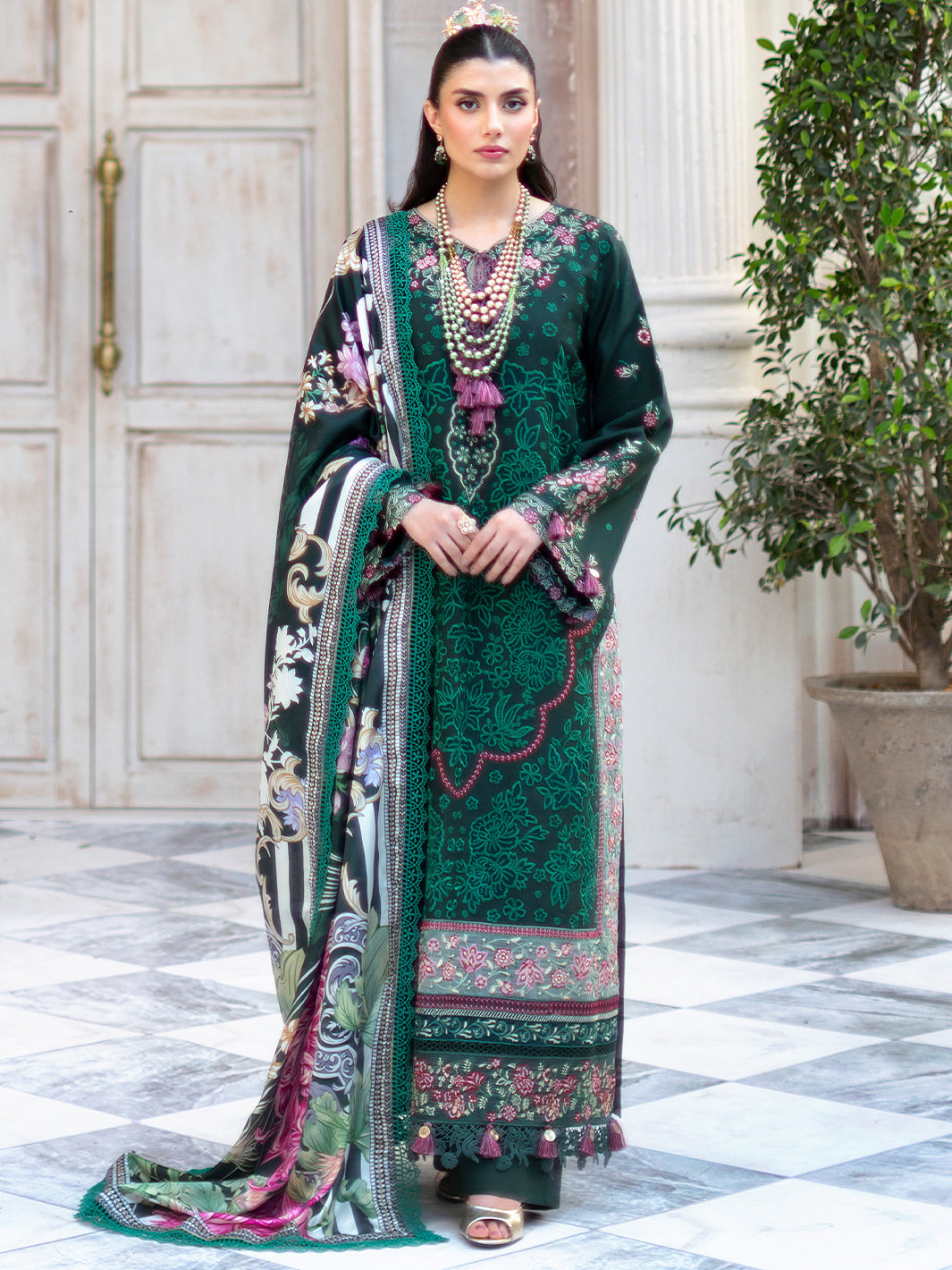 Mahnur | Sophie Luxury Lawn 25 | Zoya