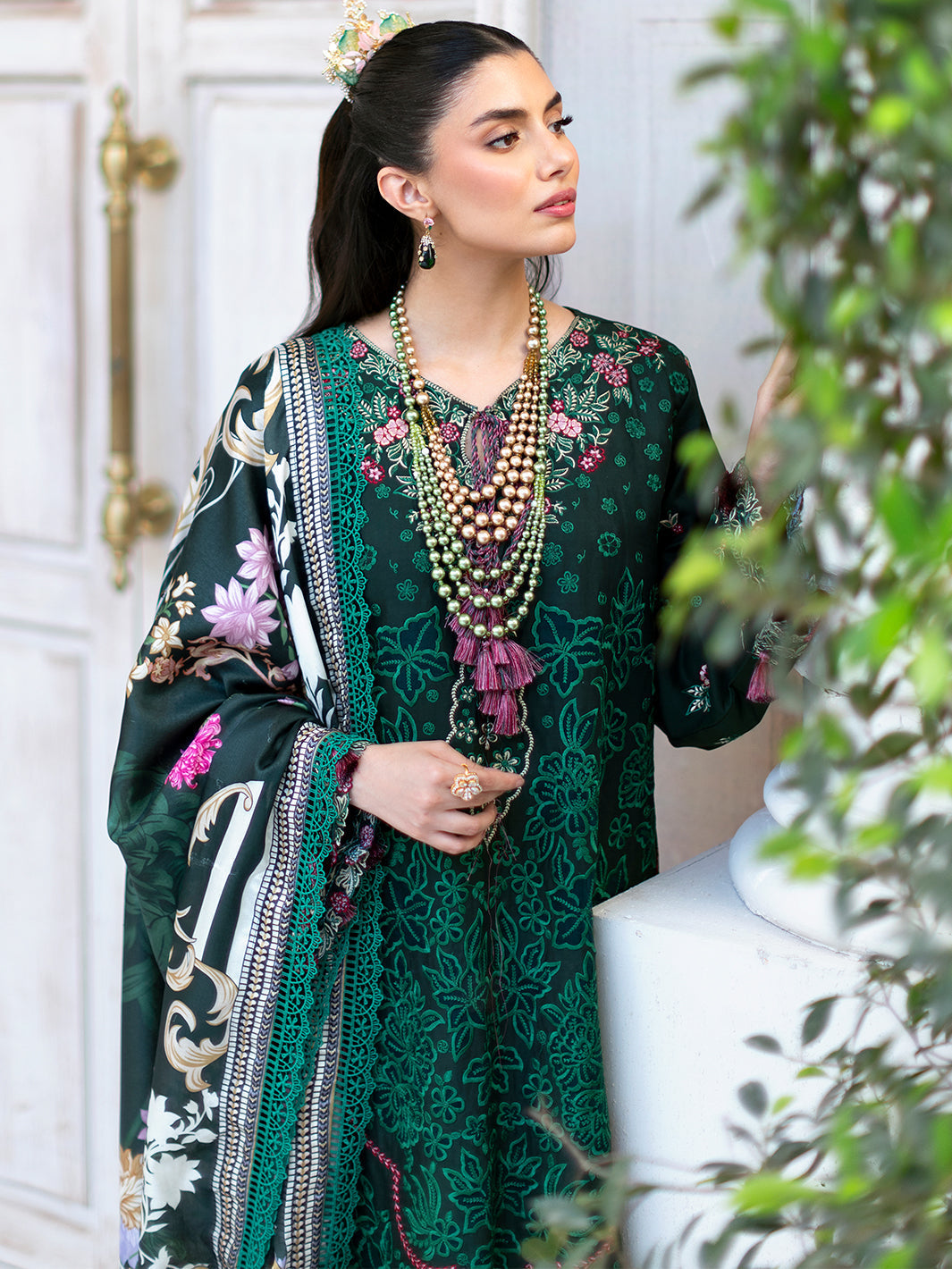 Mahnur | Sophie Luxury Lawn 25 | Zoya